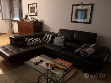Divano pelle nera ad angolo