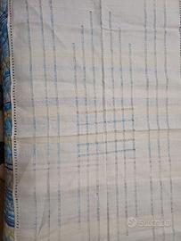 Centrotavola in lino ricamato a mano