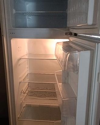 Frigorifero incassato in mobile da cucina