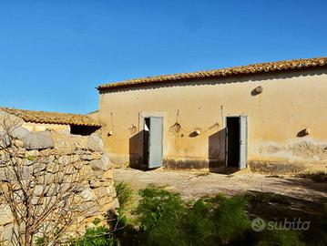 Marina di Ragusa - Rustico + Terreni agricoli