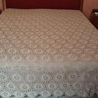 Copriletto matrimoniale beige ad uncinetto