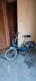 Bicicletta blu modello Graziella