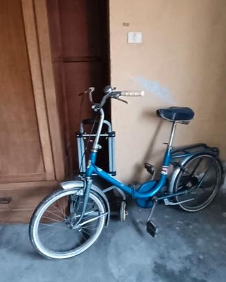 Bicicletta blu modello Graziella