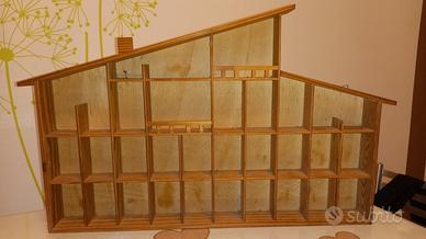 bacheca in legno a forma di casetta
