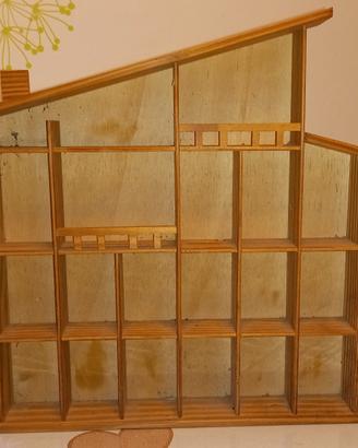 bacheca in legno a forma di casetta