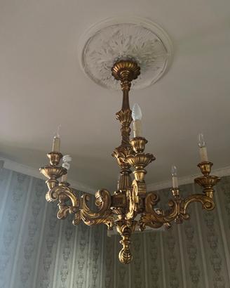 Lampadario in legno dorato