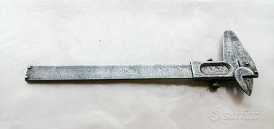 Antico strumento di misura Calibro