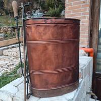 Antica pompa irroratrice a spalla in rame