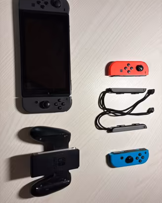 NINTENDO SWITCH + 8 GIOCHI ORIGINALI