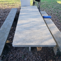 Tavolo in marmo con panchine