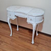 Consolle o toilette in stile shabby chic.