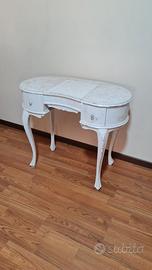 Consolle o toilette in stile shabby chic.