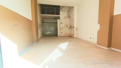 Negozio con canna fumaria