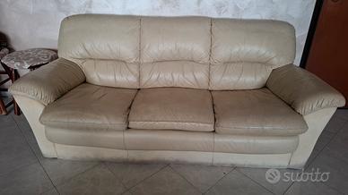 Divano in pelle+letto sottostante  una piazza e me