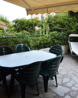 Bilocale a Ceriale con ampio terrazzo e giardino