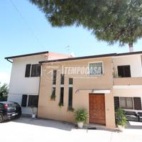 VILLA PER DUE FAMIGLIE CON TERRENO