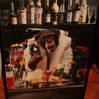 Poster vintage anni 80 con scimmia barista 1m x 75