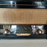 Giradischi realizzato a mano con radio