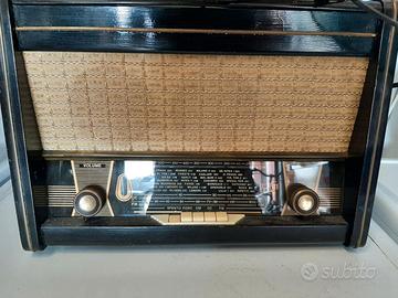 Giradischi realizzato a mano con radio