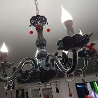 lampadario a 6 braccia con ciondoli e lampadine 