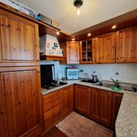 Cucina in pino massello e giro panca con tavolo