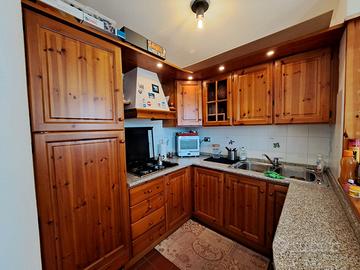 Cucina in pino massello e giro panca con tavolo
