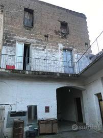 Palazzo / Stabile di 800 m² con più di 5 locali a 