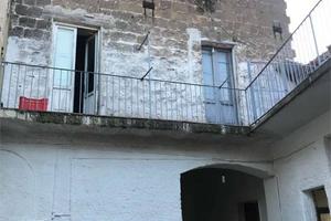 Palazzo / Stabile di 800 m² con più di 5 locali a 