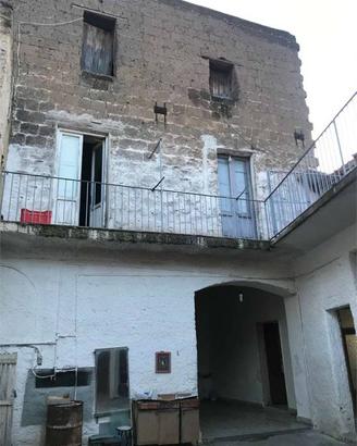 Palazzo / Stabile di 800 m² con più di 5 locali a 