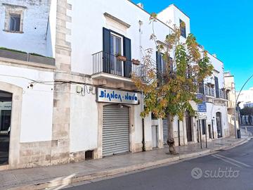 Negozio a Noci, via San Domenico 8, 2 locali