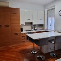 Cucina Record con elettrodomestici e penisola