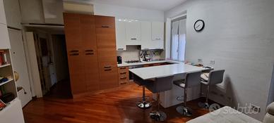 Cucina Record con elettrodomestici e penisola