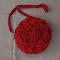 Borsa rossa a forma di rosa