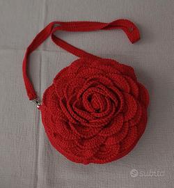 Borsa rossa a forma di rosa