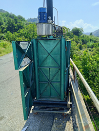 Pressa per cartoni verticale