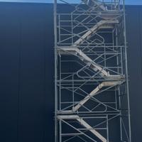 scala metallica a rampe per ponteggio
