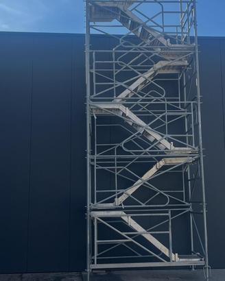 scala metallica a rampe per ponteggio