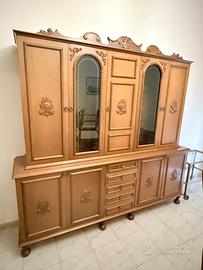 Armadio di legno massello antico