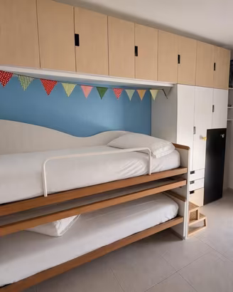 Cameretta IKEA STUVA con ponte, letto e scrivania
