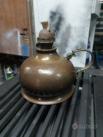 Antichi oggetti in rame martellato brunito