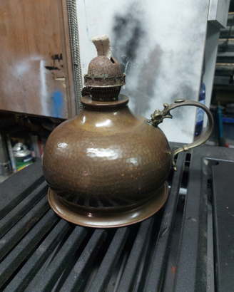 Antichi oggetti in rame martellato brunito