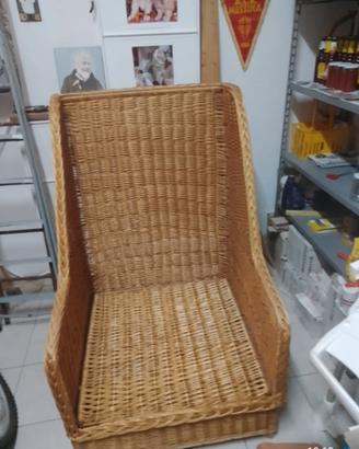 Poltrona in vimini e sedia a dondolo