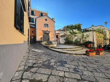 2 LOCALI A PIANO DI SORRENTO