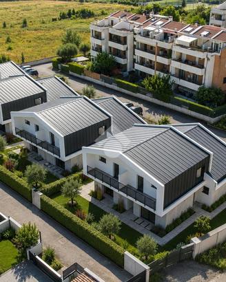 PORZIONE DI BIFAMILIARE A ROMA