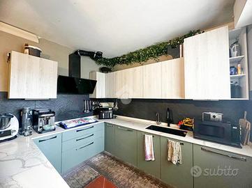 Cucina con penisola e piano in gres