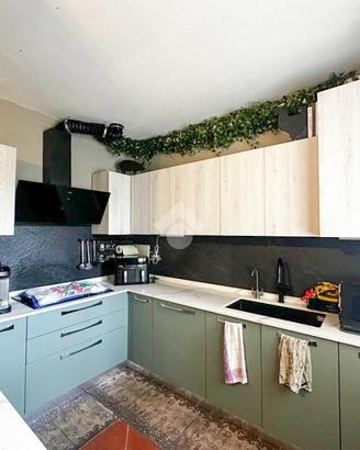 Cucina con penisola e piano in gres