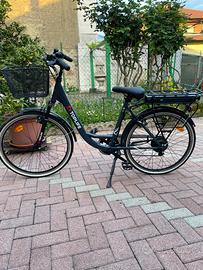 Bicicletta ebike pedalata assistita.
