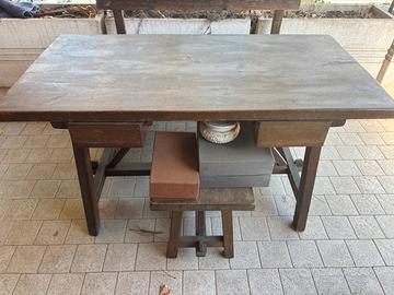 Tavolo con cassetti, panca e sgabelli