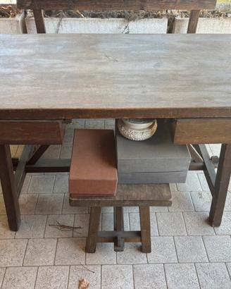 Tavolo con cassetti, panca e sgabelli