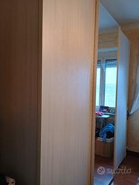 armadio con ante scorrevoli